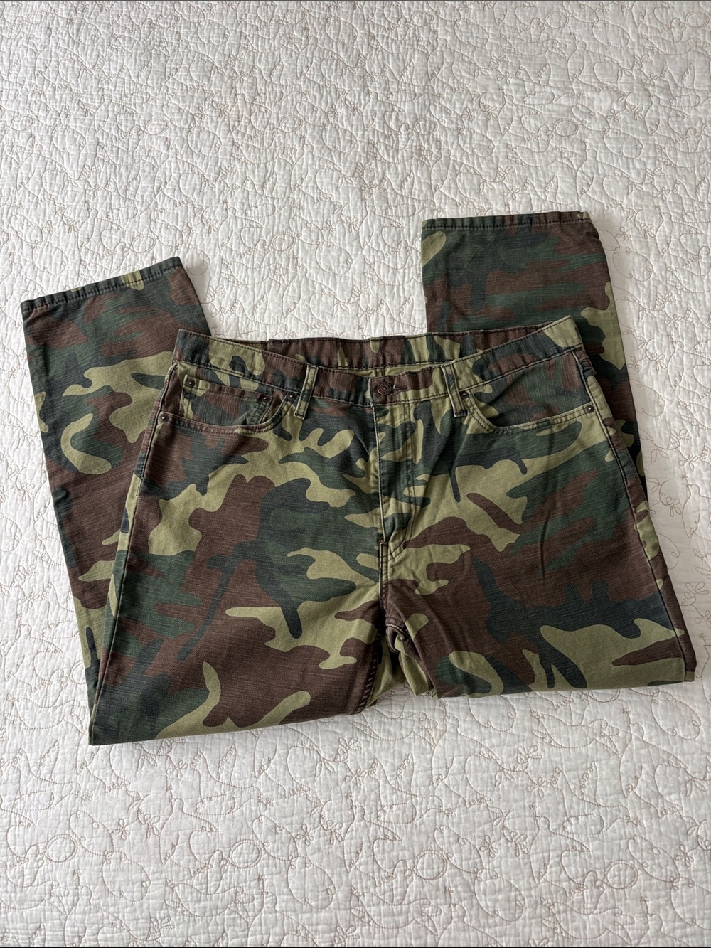 Levi's Men’s Camo Relaxed Jeans - Green/Brown - Picture 3 of 8